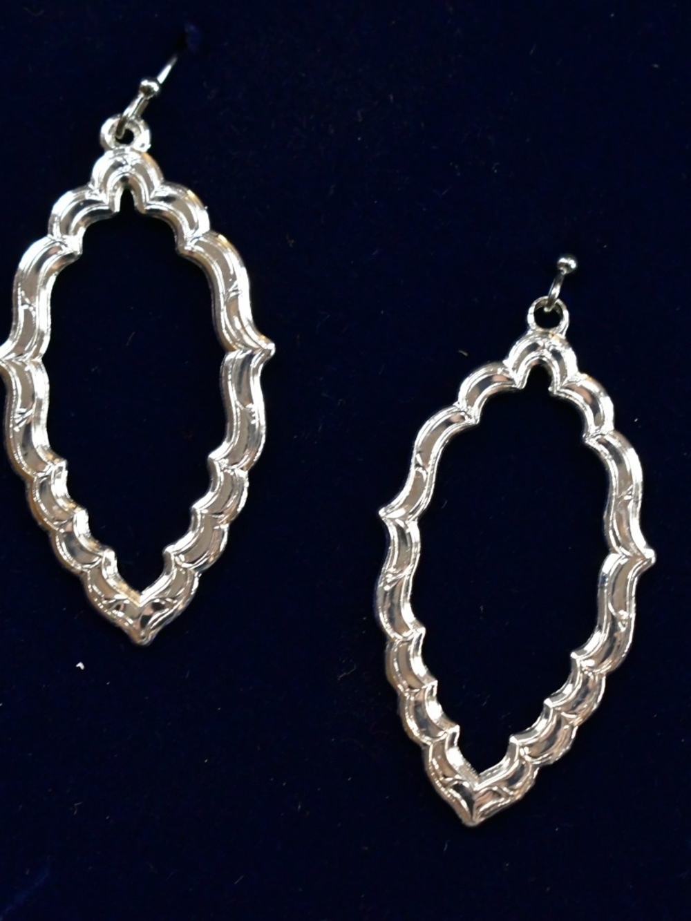 Montana Silversmiths Women's Scalloped Oval Drop Earrings - Silver